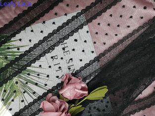 Koronkowa haftowana tkanina z czarnej linii w kropki na tekstylia domowe