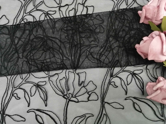 Haftowana koronkowa tkanina z czarnym sznurkiem o szerokości 129 cm