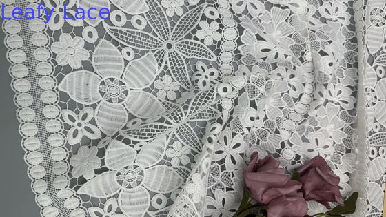 Biała, kwiatowa, sznurkowa tkanina z wybrukowanymi oczkownikami, miękka i elegancka do szycia
