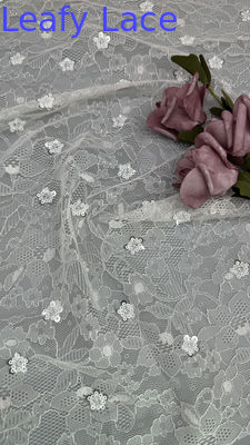 Biała francuska tkanina ze sznurówki Chantilly Luxury Sequin Lace do sukienek wieczornych i mody