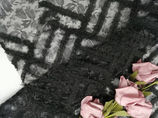 Tiulowa siatka z haftem w czarnym kwiatowym koronkowym kolorze