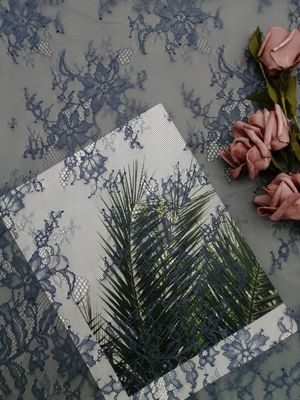 Błękitna tiulowa francuska koronka Chantilly na suknię wieczorową