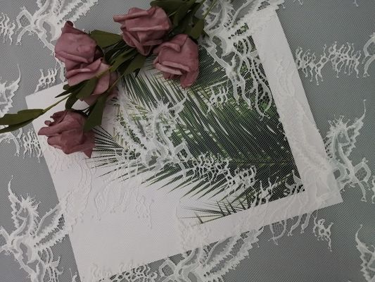 Lekka biała koronkowa tkanina Chantilly na suknię ślubną