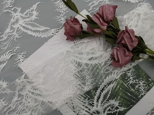 Lekka biała koronkowa tkanina Chantilly na suknię ślubną