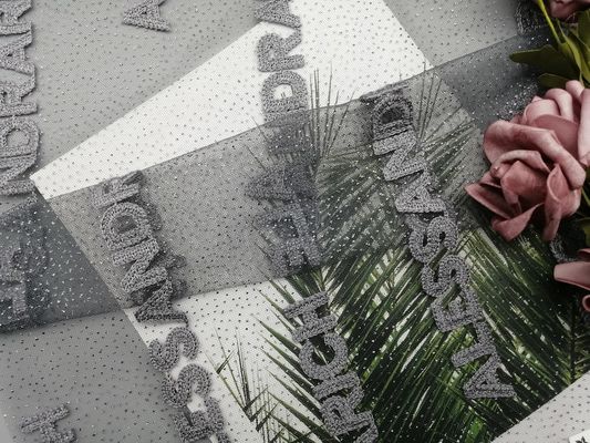 Siatkowa tkanina z szarego brokatu do haftu dla pani wieczorowej