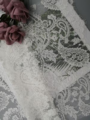 Lekka francuska koronkowa tkanina Chantilly Paisley w kolorze białym