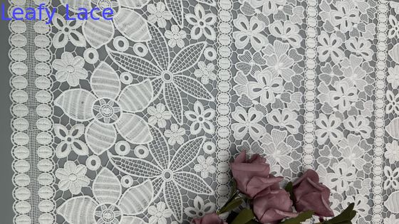 Biała, kwiatowa, sznurkowa tkanina z wybrukowanymi oczkownikami, miękka i elegancka do szycia