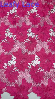 Koronkowa tkanina gipiurowa w różowym kolorze z haftem w liściaste wzory, do sukni ślubnej i wieczorowej